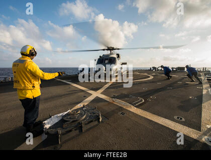 140426-N-KE519-417 MER MÉDITERRANÉE (Avril 26, 2014) - Les marins affectés à l'avant-déployés de la classe Arleigh Burke destroyer lance-missiles USS Donald Cook (DDG 75) et caler une chaîne SH-60B Hélicoptère Hélicoptère affecté à l'Escadron anti-sous-Light 48 (HSL-48). Donald Cook, le premier des quatre destroyers de la classe Arleigh Burke à l'avant-déployé à Rota, en Espagne, est en service dans le cadre d'un service patrouille dans la sixième flotte américaine zone d'opérations dans le cadre de l'Europe du Président Approche adaptative progressive (EPAA) à la défense antimissile balistique en Europe. (U.S. Photo de la marine par la communication de masse Speciali Banque D'Images