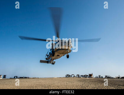 140501-N-KE519-060 MER MÉDITERRANÉE (1 mai 2014) - Un hélicoptère SH-60B Seahawk affecté à l'Escadron d'hélicoptères de vipères lumière anti-sous-marin 48 (HSL-48) sur les terres de l'avant-déployés de la classe Arleigh Burke destroyer lance-missiles USS Donald Cook (DDG 75). Donald Cook, le premier des quatre destroyers de la classe Arleigh Burke à l'avant-déployé à Rota, en Espagne, est en service dans le cadre d'un service patrouille dans la sixième flotte américaine zone d'opérations dans le cadre de l'Europe du Président Approche adaptative progressive (EPAA) à la défense antimissile balistique en Europe. (U.S. Photo par marine Spécialiste de la communication de masse Seaman Banque D'Images