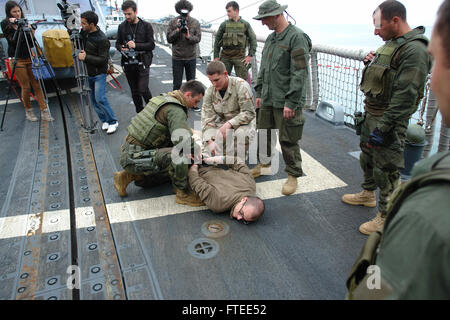 140509-N-ZZ999-003 Batumi, Géorgie (9 mai 2014) - La visite, un conseil, une équipe de recherche et de saisie à bord de la frégate lance-missiles USS Taylor (FFG 50) offre de la formation avec le Détachement maritime de la Géorgie et de la garde côtière. Taylor, homeported à Mayport, Fl., est déployée dans une mission multi-rôle dans la sixième flotte américaine zone d'opérations, de contribuer à la sécurité maritime régionale et d'appuyer les opérations de l'OTAN et le déploiement de l'ensemble de la région. (U.S. Photo de la marine) Banque D'Images