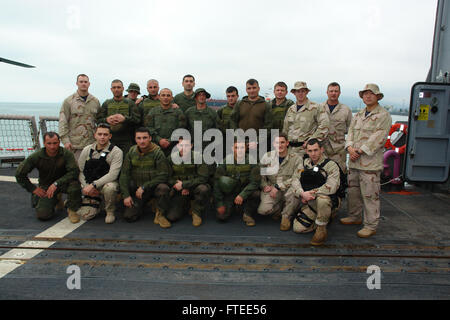 140509-N-ZZ999-003 Batumi, Géorgie (9 mai 2014) - La visite, un conseil, une équipe de recherche et de saisie à bord de la frégate lance-missiles USS Taylor (FFG 50) et le Détachement maritime de la Géorgie et de la garde côtière posent ensemble sur le pont d'envol du navire. Taylor, homeported à Mayport, Fl., est déployée dans une mission multi-rôle dans la sixième flotte américaine zone d'opérations, de contribuer à la sécurité maritime régionale et d'appuyer les opérations de l'OTAN et le déploiement de l'ensemble de la région. (U.S. Photo de la marine par le lieutenant J.G. David Hancock/libérés) Banque D'Images