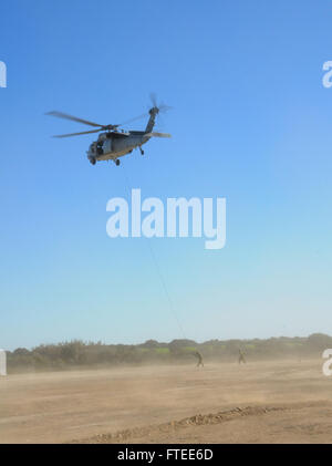 Le 6 mars 2015, deux marins de l'unité mobile d'élimination d'explosifs (EODMU) 8 ont participé à un exercice de rappel avec un hélicoptère UH-60 Blackhawk à la base navale de Rota, en Espagne. L'exercice faisait partie d'une formation conjointe avec des marins espagnols de fin de journée. Banque D'Images