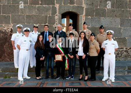 140515-N-MV308-306 : MOTTA, Sicile (15 mai 2014) - Les marins du U.S. Naval Forces Europe Maritime Détachement à terre Équipe de soutien (CNE DET MAST) et l'Escadron de patrouille (VP) 9, posent avec le Dr Angelo Giuffrida, le maire de Motta, après une cérémonie pour remercier des marins pour le bénévolat au sein de la communauté. VP-9 est déployée en avant à la sixième flotte américaine domaine de responsabilité et est actuellement affecté à la CTF 67, responsable de contrôle tactique de patrouille et de reconnaissance maritime déployés dans toute l'escadrons de l'Afrique et les zones d'opérations. (U.S. Photo de la marine en masse communic Banque D'Images