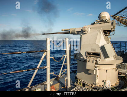 140517-N-KE519-064 MER MÉDITERRANÉE (17 mai 2014) - La classe Ticonderoga croiseur lance-missiles USS Vella Gulf (CG 72) incendies son orifice arriere monté Mk. 38 25mm machine gun lors d'un crd-action tir d'étalonnage. Vella Gulf, homeported à Norfolk, Virginie, est sur un déploiement prévu des opérations de sécurité maritime et les efforts de coopération en matière de sécurité dans le théâtre américain dans la 6ème zone d'opérations de la flotte. (U.S. Photo par marine Spécialiste de la communication de masse Seaman Edward Guttierrez III/libérés) Inscrivez-vous à la conversation sur Twitter ( https://twitter.com/naveur navaf ) Suivez-nous sur Facebook ( https://www Banque D'Images