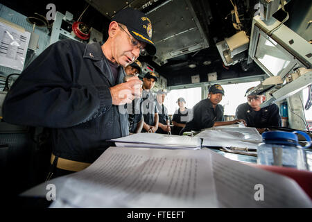 140526-N-KE519-14 : mer Noire (26 mai 2014) - Le Capitaine Robert Katz, commandant de la classe Ticonderoga croiseur lance-missiles USS Vella Gulf (CG 72) parle au cours d'une commémoration du Memorial Day à bord du navire. Vella Gulf est déployée dans une mission multi-rôle dans la sixième flotte américaine zone d'opérations, de contribuer à la sécurité maritime régionale et d'appuyer les opérations de l'OTAN et le déploiement de l'ensemble de la région. (U.S. Photo par marine Spécialiste de la communication de masse 3 Classe Edward Guttierrez III/libérés) Inscrivez-vous à la conversation sur Twitter ( https://twitter.com/naveur navaf ) Suivez-nous sur Facebo Banque D'Images