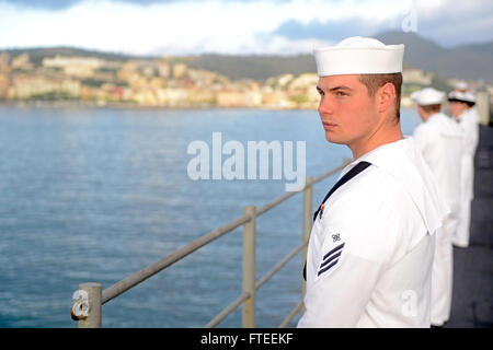 Le matelot technicien en électronique Weston Free de Manitowoc, Wisconsin, se tient à bord de l’USS Mount Whitney (LCC 20) alors qu’il se dirige vers Gaeta, en Italie, après une période de cale sèche de neuf mois à Rijeka, en Croatie. Le navire, qui fait partie de la 6e flotte américaine, opère avec un équipage combiné de marins de l'US Navy et de marins du service civil du Military Sealift Command. Banque D'Images