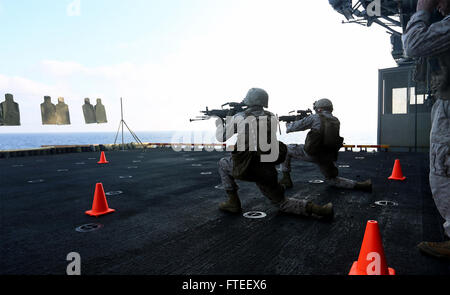 Deux U.S. Marine squad arme automatique bataillon canonniers à l'équipe d'atterrissage 1er Bataillon, 6e Régiment de Marines, 22e Marine Expeditionary Unit (MEU), l'incendie de la position à genoux lors d'une gamme de tir réel à bord du USS Bataan (DG 5), en mer, le 10 juin 2014. Éléments de la 22e MEU, embarquée à bord de Bataan, fonctionnent dans la sixième flotte américaine zone des opérations pour augmenter les forces d'intervention en cas de crise aux États-Unis dans la région. (U.S. Marine Corps photo par le Cpl. Caleb McDonald/libérés) Inscrivez-vous à la conversation sur Twitter ( https://twitter.com/naveur navaf ) Suivez-nous sur Facebook ( https://www.facebook.com/USN Banque D'Images