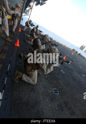 Marines des États-Unis avec l'Équipe de débarquement du bataillon 1er Bataillon, 6e Régiment de Marines, 22e Marine Expeditionary Unit (MEU), le feu de l'agenouillant au cours d'une gamme de tir réel à bord du USS Bataan (DG 5), en mer, le 10 juin 2014. Éléments de la 22e MEU, embarquée à bord de Bataan, fonctionnent dans la sixième flotte américaine zone des opérations pour augmenter les forces d'intervention en cas de crise aux États-Unis dans la région. (U.S. Marine Corps photo par le Cpl. Caleb McDonald/libérés) Inscrivez-vous à la conversation sur Twitter ( https://twitter.com/naveur navaf ) Suivez-nous sur Facebook ( https://www.facebook.com/USNavalForcesEuropeAfrica ) et pendant que vous êtes Banque D'Images