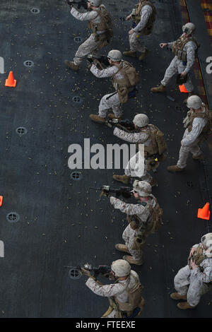 Marines des États-Unis avec l'Équipe de débarquement du bataillon 1er Bataillon, 6e Régiment de Marines, 22e Marine Expeditionary Unit (MEU), effectuer des exercices de mouvement à cibler lors d'une gamme de tir réel à bord du USS Bataan (DG 5), en mer, le 10 juin 2014. Éléments de la 22e MEU, embarquée à bord de Bataan, fonctionnent dans la sixième flotte américaine zone des opérations pour augmenter les forces d'intervention en cas de crise aux États-Unis dans la région. (U.S. Marine Corps photo par le Cpl. Caleb McDonald/libérés) Inscrivez-vous à la conversation sur Twitter ( https://twitter.com/naveur navaf ) Suivez-nous sur Facebook ( https://www.facebook.com/USNavalForcesEuropeAfrica ) et wh Banque D'Images