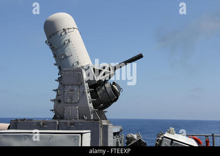 140819-N-KT328-012 MÉDITERRANÉE (Aug. 19, 2014) La frégate lance-missiles USS Samuel B. Roberts (FFG-58) Système feux dans un système d'armes lors d'une rafale d'étalonnage préalable à l'action du feu. Samuel B. Roberts, homeported à Mayport, en Floride, mène des opérations navales dans la sixième flotte américaine zone d'opérations à l'appui de la sécurité nationale des États-Unis en Europe et en Afrique. (U.S. Photo par Marine Evan Ensign Albright) Banque D'Images