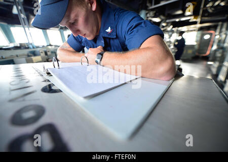 140613-N-AT101-059 OCÉAN INDIEN (le 13 juin 2014)- maître de Manœuvre Zachary 3e classe Nezbitt, affectés à l'USS destroyer lance-missiles Nitze (DDG 94), monte la garde sur le pont. Nitze, homeported à Norfolk, en Virginie, est sur un déploiement prévu des opérations de sécurité maritime et les efforts de coopération en matière de sécurité dans le théâtre américain dans la 6ème zone d'opérations de la flotte. (U.S. Photo par marine Spécialiste de la communication de masse Maddelin Angebrand 1ère classe) Banque D'Images