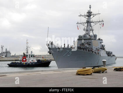 20150427-N-BS486-174 NAVAL STATION ROTA, ESPAGNE (27 avril 2015), USS Donald Cook (DDG 75) arrive à Rota, Espagne, le 27 avril 2015 à la suite d'une patrouille de quatre mois. Donald Cook, une classe Arleigh Burke destroyer lance-missiles, est l'avant-déployé à Rota, Espagne, et revient tout juste d'effectuer des opérations navales dans la sixième flotte américaine zone d'opérations à l'appui de la sécurité nationale des États-Unis en Europe. (U.S. Photo par marine Spécialiste de la communication de masse 2e classe Grant Wamack /libéré) Banque D'Images