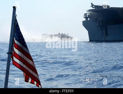 140614-N-JX484-113 MER MÉDITERRANÉE (14 juin 2014) Un landing craft air cushion quitte le navire d'assaut amphibie USS Bataan (DG 5) Le 14 juin. Bataan, avec des éléments de la 22e Marine Expeditionary Unit, opère dans le domaine de la sixième flotte américaine pour renforcer les opérations de réponse aux crises des forces dans la région. (U.S. Photo par marine Spécialiste de la communication de masse 3 classe Mark Hays/libérés) Banque D'Images