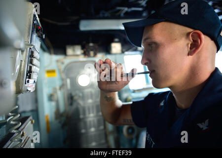 140617-N-AT101-700 : OCÉAN INDIEN (17 juin 2014) - Maître de Manœuvre 3 Classe Zachary Nesbitt, affectés à l'USS destroyer lance-missiles Nitze (DDG 94), les coups de sifflet de manoeuvrier avant de donner un message par l'équipage du système de communication interne. Nitze, homeported à Norfolk, Va., mène des opérations navales dans la 6ème zone d'opérations de la flotte à l'appui des intérêts de sécurité nationale des États-Unis en Afrique. (U.S. Photo par marine Spécialiste de la communication de masse/Angebrand Maddelin 1ère classe) de parution Banque D'Images