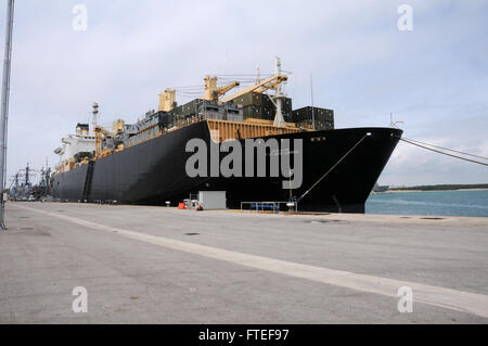 150504-N-VJ282-210 NAVAL STATION ROTA, ESPAGNE (4 mai 2015) La commande de transport maritime militaire cargo USNS 1er lieutenant Jack Lummus (T-AK 3011) amarré à la Station Navale pierside Rota, Espagne. L'avant-Lummus est déployée dans le domaine de la flotte des États-Unis 6e des opérations à l'appui des intérêts nationaux en matière de sécurité en Europe et en Afrique. (U.S. Photo par marine Spécialiste de la communication de masse 2e classe Grant/Wamack) Parution Banque D'Images