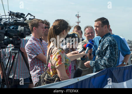 140704-N-EZ054-087 ZEEBRUGGE, Belgique (4 juillet 2014) - Le Capitaine Craig A. Clapperton, commandant de la sixième flotte américaine navire de commandement et de contrôle USS Mount Whitney (LCC 20), des entretiens avec un des membres de la presse étrangère au cours d'un événement médiatique à bord du navire. Le Mont Whitney, homeported à Gaeta, Italie, est la sixième flotte américaine et phare fonctionne avec un équipage de marins américains combiné militaire et Maritime Command (MSC) les navigateurs du service civil. Mount Whitney mène des opérations navales des Alliés dans la sixième flotte américaine zone d'opération, afin de faire avancer la sécurité et la stabilité en Europe. (U.S. Na Banque D'Images