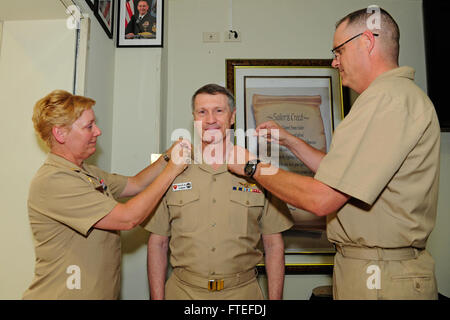 NAPLES, ITALIE (14 juillet 2014) Commander, U.S. Naval Forces, Europe-afrique Adm. Bruce W. Clingan, reçoit du chef d'ancres de U.S. Naval Forces flotte Europe-afrique Master Chief JoAnn Ortloff, gauche, et Américains 6e parc Commande Master Chief Charles "Chip" Collins, dans la région de Naples les premiers maîtres de gâchis. Clingan a été nommé chef honoraire Maître pour son soutien aux chefs tout en servant de Commander, U.S. Naval Forces Europe-afrique et tout au long de sa carrière. Banque D'Images