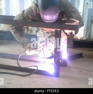 La station navale de Rota, Espagne (16 juillet 2014) - Maître de 3e classe Steven Raczkowski, affectés à la construction 133 bataillon Mobile, fabriquer un banc pour le personnel de Camp Mitchell. Le métallurgiste shop soutient des projets et l'entretien du camp Camp à bord de Mitchell et station navale Rota. Banque D'Images