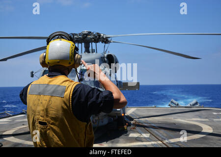 Mer Méditerranée (18 juillet 2014) Maître de Manœuvre 2e classe Adam Wendt des signaux à un SH-60B Seahawk hélicoptère pendant les opérations de vol à bord de la classe Ticonderoga croiseur lance-missiles USS Vella Gulf (CG 72). Vella Gulf, homeported à Norfolk, Va., mène des opérations navales des Alliés dans la sixième flotte américaine zone d'opération, afin de faire avancer la sécurité et la stabilité en Europe Banque D'Images