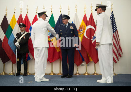 140722-N-FQ994-533 NAPLES, ITALIE (22 juillet 2014) Le général Philip Breedlove, Commandant suprême des forces alliées en Europe/Commander, U.S. European Command, serre la main avec le SMA. Bruce Clingan, gauche, après Adm. Mark Ferguson, droite, soulagé Clingan, en tant que commandant des forces interalliées de Naples/Commander, U.S. Naval Forces Europe-Africa. Clingan prend sa retraite après 37 années de service naval. (U.S. Photo par marine Spécialiste de la communication de masse de la classe 3ème Weston Jones/libérés) Banque D'Images