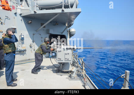 140801-N-IY142-225 MER MÉDITERRANÉE (1 août 2014) - Gunner's Mate 3 classe Alexander Scott tire un 25mm canon Mark 38 au cours d'un exercice de tir réel à bord de la classe Arleigh Burke destroyer lance-missiles USS Ross (DDG 71). Ross, à Rota, déployées à l'avant, l'Espagne mène des opérations navales dans la sixième flotte américaine zone d'opérations à l'appui de la sécurité nationale des États-Unis en Europe. (U.S. Photo par marine Spécialiste de la communication de masse 2e classe John Herman/libérés) Banque D'Images