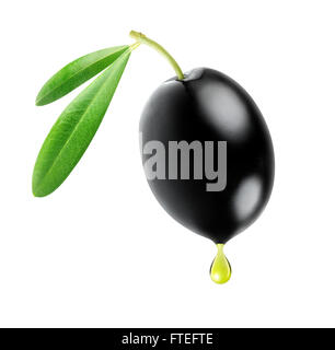 Olive noire avec goutte d'huile isolé sur blanc avec clipping path Banque D'Images