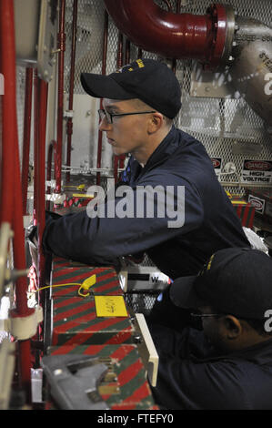 Océan Indien (Aug. 20, 2014) d'un dommage Controlman 3 classe a appelé Hamilton mène l'entretien avec une mousse formant un film aqueux et gare à bord du destroyer lance-missiles USS James E. Williams (DDG 95). James E. Williams, homeported à Norfolk, Va., mène des opérations navales dans la sixième flotte américaine zone d'opérations à l'appui de la sécurité nationale des États-Unis en Afrique. (U.S. Photo par marine Technicien Cryptologic (technique) Seaman Coulter Nubson/libérés) Banque D'Images