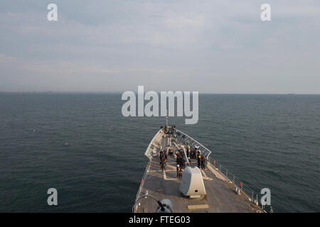 140822-N-ZE250-007 COSTANTA, Roumanie (Août 22, 2014) Les gestionnaires de la ligne à bord de la classe Ticonderoga croiseur lance-missiles USS Vella Gulf (CG 72) se préparer à tirer dans l'orifice à Costanta, Roumanie. Vella Gulf, homeported à Norfolk, Va., mène des opérations navales des Alliés dans la sixième flotte américaine zone d'opération, afin de faire avancer la sécurité et la stabilité en Europe. (U.S. Photo par marine Spécialiste de la communication de masse de la classe 3ème Weston Jones/libérés) Banque D'Images