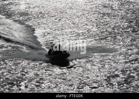 L'USS Samuel B. Roberts (FFG-58), une frégate de missiles guidés, mène des opérations navales en mer Méditerranée dans le cadre de la 6e flotte américaine. Un bateau gonflable à coque rigide (RHIB) retourne à la frégate, soutenant les intérêts militaires américains en Europe et en Afrique. Banque D'Images