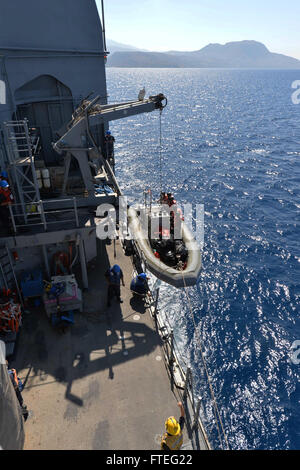 140828-N-ZE250-041 MER MÉDITERRANÉE (Août 27, 2014) les marins d'un ascenseur à coque rigide retour à bord de la classe Ticonderoga croiseur lance-missiles USS Vella Gulf (CG 72) pendant qu'ils sont en cours dans la mer Méditerranée. Vella Gulf, homeported à Norfolk, Va., mène des opérations navales des Alliés dans la sixième flotte américaine zone d'opération, afin de faire avancer la sécurité et la stabilité en Europe. (U.S. Photo par marine Spécialiste de la communication de masse de la classe 3ème Weston Jones/libérés) Banque D'Images