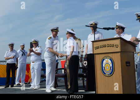 Cette photographie montre le vice-amiral Serhiy Hayduk de la marine ukrainienne serrant la main du commodore James Aiken après la cérémonie d'ouverture de Sea Breeze 2014. L’exercice, mené à bord de l’USS Ross (DDG 71), visait à améliorer la coopération militaire dans la région de la mer Noire. Banque D'Images