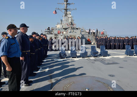 Cette photographie capture des marins de plusieurs Nations à bord de l’USS Ross (DDG 71) lors de la cérémonie de clôture de Sea Breeze 2014, un exercice maritime multinational en mer Noire. L'exercice a impliqué des forces navales d'Ukraine, de Géorgie, de Roumanie, de Turquie, de Lettonie, et les États-Unis, en se concentrant sur le renforcement de la sécurité maritime et de la coopération opérationnelle. Banque D'Images