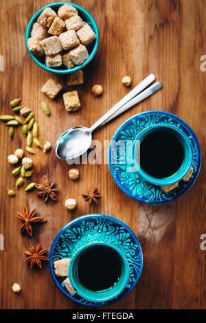 Boisson chaude avec différentes épices en tasses turc authentique sur fond de bois. Focus sélectif. Vue de dessus. Banque D'Images