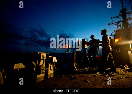 140926-N-RM757-660 MER MÉDITERRANÉE (sept. 26, 2014) Technicien en électronique 2ème classe Jeffrey incendies Whiteman de calibre 50 une machine gun au cours d'un exercice de tir réel à bord du destroyer lance-missiles USS Arleigh Burke (DDG 51). Arleigh Burke, homeported à Norfolk, Va., mène des opérations navales dans la sixième flotte américaine zone d'opérations à l'appui de la sécurité nationale des États-Unis en Europe. (U.S. Photo par marine Spécialiste de la communication de masse 2e classe Carlos M. Vazquez II/libérés) Banque D'Images