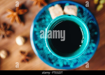 Boisson chaude avec différentes épices en tasses turc authentique sur fond de bois. Focus sélectif. Vue de dessus. Banque D'Images