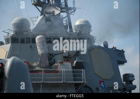 141001-N-RB546-135 OCÉAN ATLANTIQUE (oct. 1, 2014) Un système d'armes à feu au cours d'un exercice de tir réel à bord du lance-missiles Arleigh Burke-Class destroyer USS Mitscher (DDG 57). Mitscher, homeported à Norfolk, Va., mène des opérations navales dans la sixième flotte américaine zone d'opérations à l'appui de la sécurité nationale des États-Unis en Europe. (U.S. Photo par marine Spécialiste de la communication de masse 2e classe Anthony R. Martinez/libérés) Banque D'Images