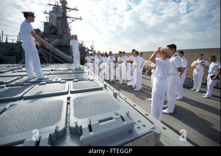 CIVITAVECCHIA, Italie (oct. 1, 2014) Le lieutenant Michael Maxwell explique le système de lancement vertical pour les dirigeants de la marine italienne au cours d'une visite à bord du destroyer lance-missiles USS Arleigh Burke (DDG 51). Arleigh Burke, homeported à Norfolk, Va., mène des opérations navales dans la sixième flotte américaine zone d'opérations à l'appui de la sécurité nationale des États-Unis en Europe. Banque D'Images