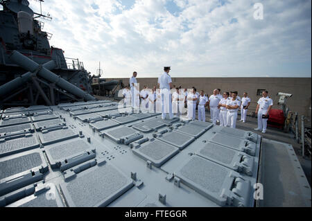 CIVITAVECCHIA, Italie (oct. 1, 2014) Le lieutenant Michael Maxwell explique le système de lancement vertical pour les dirigeants de la marine italienne au cours d'une visite à bord du destroyer lance-missiles USS Arleigh Burke (DDG 51). Arleigh Burke, homeported à Norfolk, Va., mène des opérations navales dans la sixième flotte américaine zone d'opérations à l'appui de la sécurité nationale des États-Unis en Europe. Banque D'Images