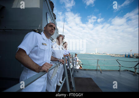 CIVITAVECCHIA, Italie (oct. 1, 2014) Le Lieutenant Charles Farlow III explique les systèmes de radar pour les dirigeants de la marine italienne au cours d'une visite à bord du destroyer lance-missiles USS Arleigh Burke (DDG 51). Arleigh Burke, homeported à Norfolk, Va., mène des opérations navales dans la sixième flotte américaine zone d'opérations à l'appui de la sécurité nationale des États-Unis en Europe. Banque D'Images