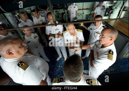 CIVITAVECCHIA, Italie (oct. 1, 2014) Le Capitaine Dan Schaffer, commandant, droite, s'entretient avec les dirigeants de la marine italienne sur le pont lors d'une visite à bord du destroyer lance-missiles USS Arleigh Burke (DDG 51). Arleigh Burke, homeported à Norfolk, Va., mène des opérations navales dans la sixième flotte américaine zone d'opérations à l'appui de la sécurité nationale des États-Unis en Europe. Banque D'Images