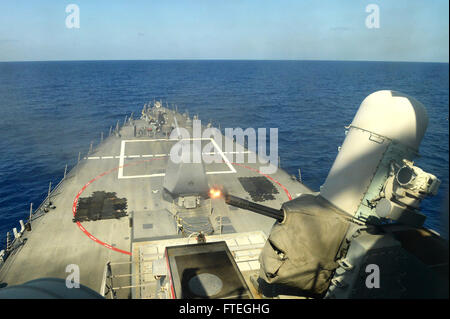 141002-N-IY142-190 MER MÉDITERRANÉE (2 octobre 2014) - Le système d'armes Phalanx près de feux durant un exercice de tir calibre Pré-action à bord de la classe Arleigh Burke destroyer lance-missiles USS Cole (DDG 67). Cole, homeported à Norfolk, Va., mène des opérations navales dans la sixième flotte américaine zone d'opérations à l'appui de la sécurité nationale des États-Unis en Europe. (U.S. Photo par marine Spécialiste de la communication de masse 2e classe John Herman/libérés) Banque D'Images