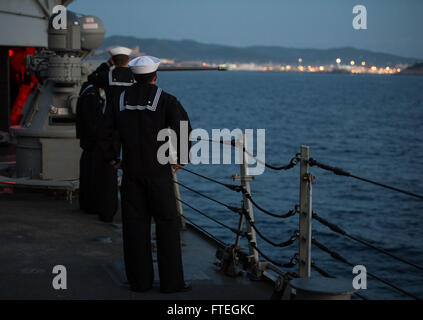 IBIZA, Espagne (oct. 4, 2014) Voir les marins d'Ibiza avant manning les rampes sur la classe Arleigh Burke, missiles USS Mitscher (DDG 57) comme le navire tire dans un port pour visiter. Mitscher, homeported à Norfolk, Va., mène des opérations navales dans la sixième flotte américaine zone d'opérations à l'appui de la sécurité nationale des États-Unis en Europe. Banque D'Images