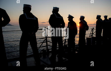 IBIZA, Espagne (oct. 4, 2014) l'homme marins les rails alors que la classe Arleigh Burke, missiles USS Mitscher (DDG 57) tire à Ibiza pour une visite du port. Mitscher, homeported à Norfolk, Va., mène des opérations navales dans la sixième flotte américaine zone d'opérations à l'appui de la sécurité nationale des États-Unis en Europe. Banque D'Images