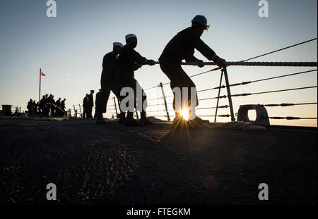 IBIZA, Espagne (oct. 4, 2014) tirez une ligne de mouillage des marins pour fixer la classe Arleigh Burke, missiles USS Mitscher (DDG 57) à l'embarcadère à mesure que le navire tire dans un port pour visiter. Mitscher, homeported à Norfolk, Va., mène des opérations navales dans la sixième flotte américaine zone d'opérations à l'appui de la sécurité nationale des États-Unis en Europe. Banque D'Images