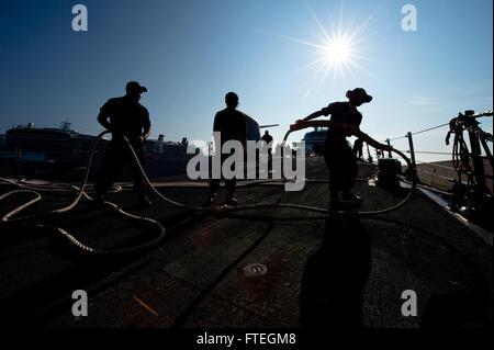 CIVITAVECCHIA, Italie (oct. 4, 2014) de la ligne d'amarrage d'un soulèvement de marins à bord du destroyer lance-missiles USS Arleigh Burke (DDG 51) que le navire quitte Civitavecchia, Italie après une visite du port. Arleigh Burke, homeported à Norfolk, Va., mène des opérations navales dans la sixième flotte américaine zone d'opérations à l'appui de la sécurité nationale des États-Unis en Europe. Banque D'Images