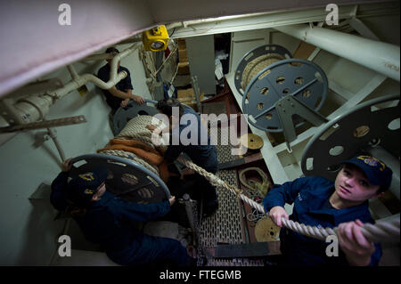 CIVITAVECCHIA, Italie (oct. 4, 2014) marins organiser amarres à bord du destroyer lance-missiles USS Arleigh Burke (DDG 51) que le navire quitte Civitavecchia, Italie après une visite du port. Arleigh Burke, homeported à Norfolk, Va., mène des opérations navales dans la sixième flotte américaine zone d'opérations à l'appui de la sécurité nationale des États-Unis en Europe. Banque D'Images