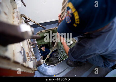 CIVITAVECCHIA, Italie (oct. 4, 2014) Fire Controlman Seaman Courtney Foltz, de Montgomery, Pa., ranger amarres à bord du destroyer lance-missiles USS Arleigh Burke (DDG 51) que le navire quitte Civitavecchia, Italie après une visite du port. Arleigh Burke, homeported à Norfolk, Va., mène des opérations navales dans la sixième flotte américaine zone d'opérations à l'appui de la sécurité nationale américaine en Europe Banque D'Images