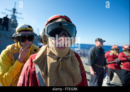 Mer Méditerranée (oct. 6, 2014) Technicien en système de turbine à gaz (électrique) 3 Classe Andrew Johnson donne aux commandes pour les équipes de lutte contre l'incendie tout en luttant contre un incendie de l'avion simulé lors d'un accident et de forage de récupération-missiles à bord du destroyer USS Arleigh Burke (DDG 51). Arleigh Burke, homeported à Norfolk, Va., mène des opérations navales dans la sixième flotte américaine zone d'opérations à l'appui de la sécurité nationale des États-Unis en Europe. Banque D'Images