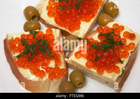 Sandwiches au beurre les deux caviar rouge et olives Banque D'Images