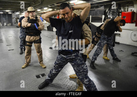 SPLIT, CROATIE (oct. 7, 2014) Les marins affectés au quai de transport amphibie USS Mesa Verde (LPD 19) participer à une visite commune, administration, perquisition et saisie (VBSS) formation des membres de la marine croate et slovène à bord du navire croate Cetina GRH (DBM-81) au cours d'une escale prévue. Mesa Verde, une partie de l'amphibie Bataan avec le groupe s'est lancé 22e Marine Expeditionary Unit, mène des opérations navales dans la sixième flotte américaine zone d'opérations à l'appui de la sécurité nationale des États-Unis en Europe. Banque D'Images