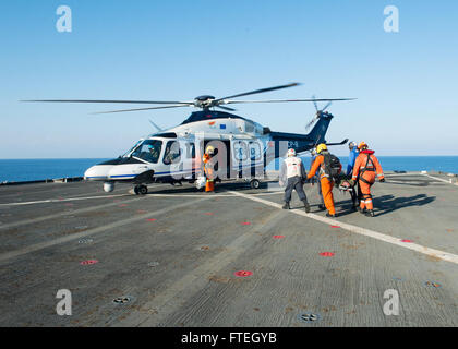 Mer Méditerranée (oct. 7, 2014) marins portent une victime simulée d'un AW- 139 hélicoptère de sauvetage de la République de Chypre" l'unité de police de l'air à bord du navire de débarquement quai amphibie USS Gunston Hall (LSD 44) au cours d'un exercice SAR bilatérales avec Chypre. Gunston Hall, une partie de l'amphibie Bataan avec le groupe s'est lancé 22e Marine Expeditionary Unit, mène des opérations navales dans la sixième flotte américaine zone d'opérations à l'appui de la sécurité nationale des États-Unis en Europe. Banque D'Images